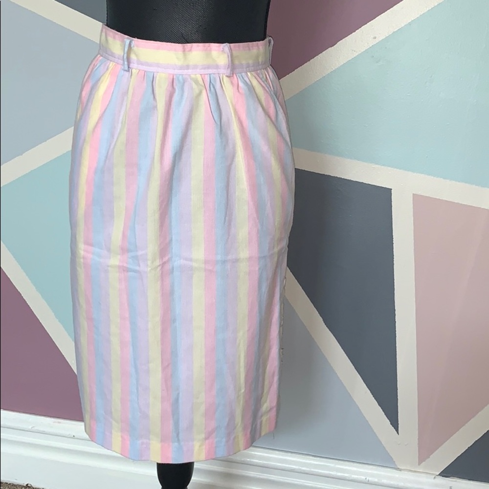Colorful skirt with pockets and bottoms on L side